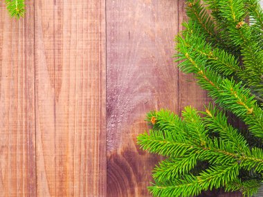 Ahşap arka plan üzerinde Noel ağaç dalları. çam dalları ahşap masa
