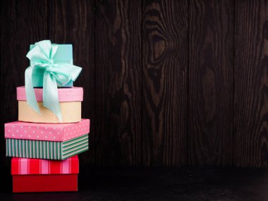 Küçük el yapımı hediye kutuları, Noel hediyeleri, Noel hediye kazık topluluğu.