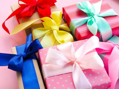 komik hediye kutuları pembe arka plan, tatil için hediye kavramı üzerinde.