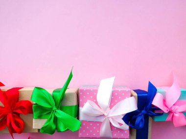 komik hediye kutuları pembe arka plan, tatil için hediye kavramı üzerinde.
