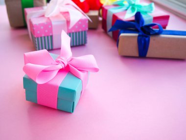 komik hediye kutuları pembe arka plan, tatil için hediye kavramı üzerinde.