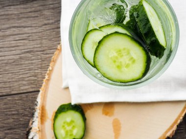 Cam soğuk detoks yaz içeceği serinletici salatalık ile.