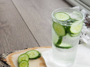Cam soğuk detoks yaz içeceği serinletici salatalık ile.