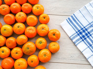 turuncu gibi bir çerçeve, ahşap bir zemin üzerine metin için yer saçılma.