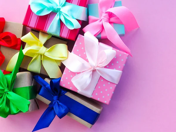 Смешные Подарочные Коробки Розовом Фоне Концепция Подарка Праздник — стоковое фото