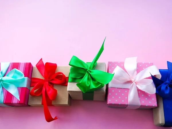 Grappige Geschenkdozen Roze Achtergrond Het Concept Van Gift Voor Vakantie — Stockfoto