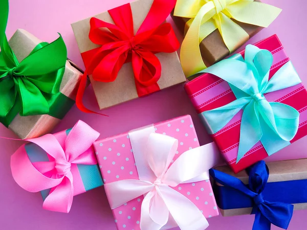 komik hediye kutuları pembe arka plan, tatil için hediye kavramı üzerinde.