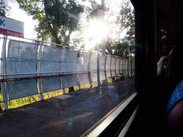 Pohled Okna Vlaku Částečně Rozmazané Slunečného Dne — Stock fotografie