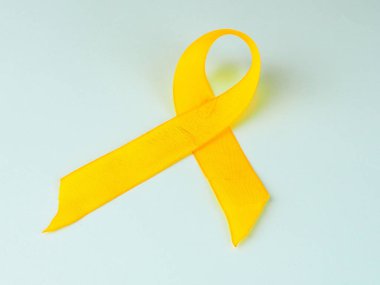 Kanseri bilinçlendirme şerit çocukluk kanseri bilinçlendirme sembolü olarak sarı, asker şerit desteği.