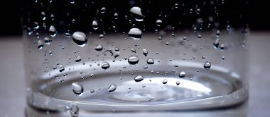 Mavi cam arka plan, Web sitesi için banner üzerinden su damlaları.