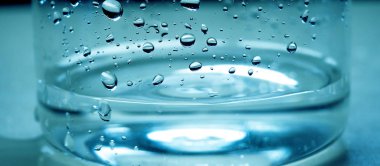 Mavi cam arka plan, Web sitesi için banner üzerinden su damlaları.