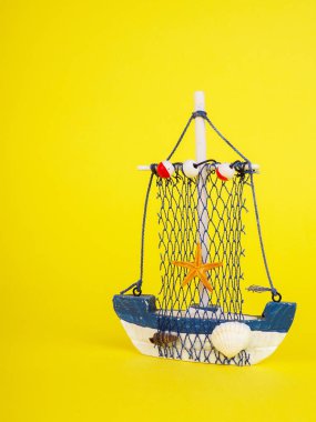 Vintage Yelkenli tekne sarı gemide. Ahşap deniz minyatür, el yapımı Hatıra Eşyası, Minimalizm olduğunu tatil kavramı.