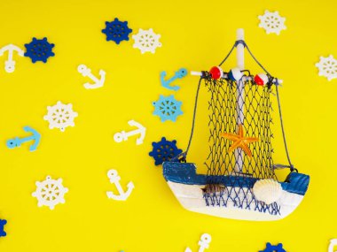 Vintage Yelkenli tekne sarı gemide. Ahşap deniz minyatür, el yapımı Hatıra Eşyası, Minimalizm olduğunu tatil kavramı.
