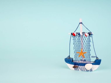 Vintage Yelkenli tekne sarı gemide. Ahşap deniz minyatür, el yapımı Hatıra Eşyası, Minimalizm olduğunu tatil kavramı.