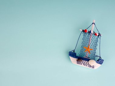 Vintage Yelkenli tekne sarı gemide. Ahşap deniz minyatür, el yapımı Hatıra Eşyası, Minimalizm olduğunu tatil kavramı.