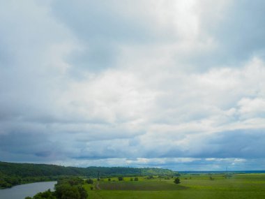 Gök gürültüsü fırtına öncesi yaz panorama alan bir nehir ve orman mesafe, Rusça.