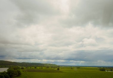 Gök gürültüsü fırtına öncesi yaz panorama alan bir nehir ve orman mesafe, Rusça.