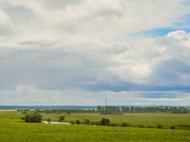 Gök gürültüsü fırtına öncesi yaz panorama alan bir nehir ve orman mesafe, Rusça.