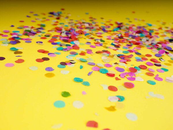 праздничный фон конфетти, рамка из цветных конфетти
