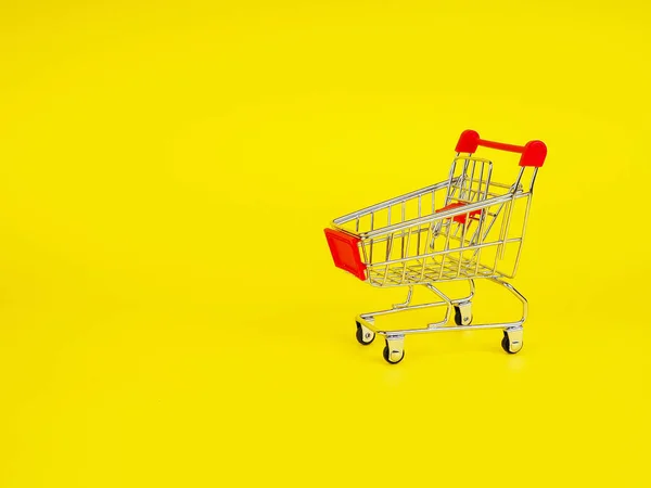 Carrito Supermercado Sobre Fondo Amarillo Vacío Concepto Compras Copiar Espacio —  Fotos de Stock