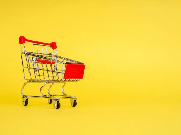 Carrito Supermercado Sobre Fondo Amarillo Vacío Concepto Compras Copiar Espacio —  Fotos de Stock