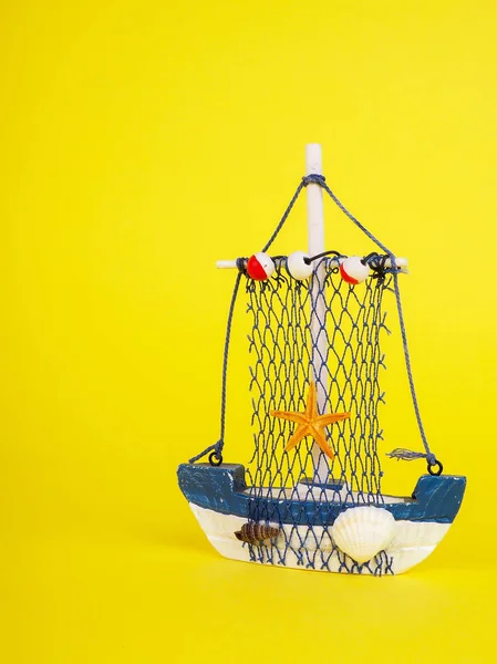 Vintage Yelkenli tekne sarı gemide. Ahşap deniz minyatür, el yapımı Hatıra Eşyası, Minimalizm olduğunu tatil kavramı.