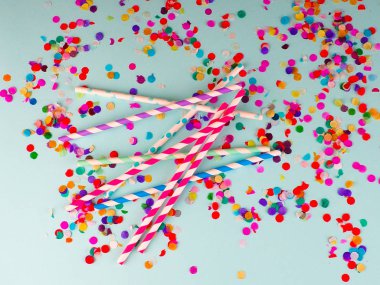 Festival arka plan yapılmış ve kokteyl tüpler ve konfeti.