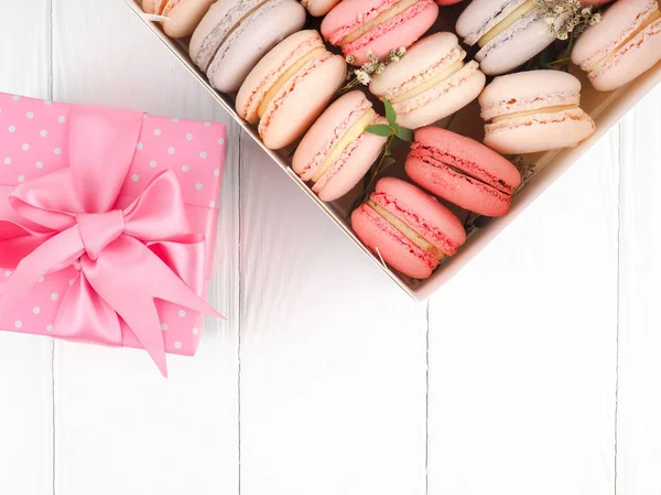 Kleurrijke bitterkoekjes, kleurrijke Frans dessert, traditionele Franse kleurrijke macarons in een rijen in een doos — Stockfoto