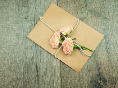 Beyaz kart ve gül arka plan ile Envelop. Üst görünüm, çiçek ile zarf yaz, bahar