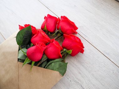 Zarf Kraft kağıt, ahşap arka plan, metin, kutlama düğün, olarak için yer üzerinde çiçekler kırmızı güllü Doğum günü.