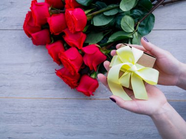 kadın eller hediye kutusuna yay bağlama, metin için boşluk.