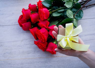 kadın eller hediye kutusuna yay bağlama, metin için boşluk.