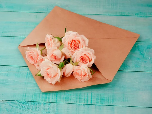 Beyaz kart ve gül arka plan ile Envelop. Üst görünüm, çiçek ile zarf yaz, bahar