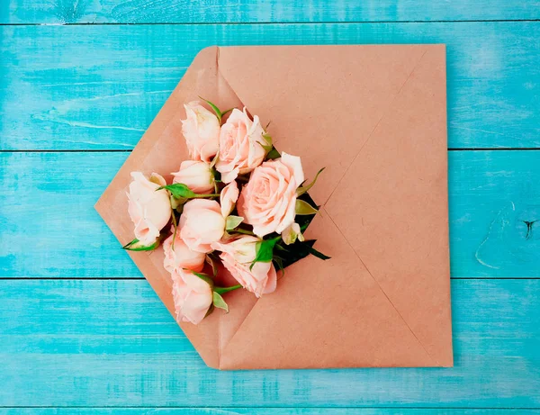 Beyaz kart ve gül arka plan ile Envelop. Üst görünüm, çiçek ile zarf yaz, bahar