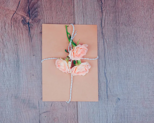카드와 배경으로 둘러싸인다 꽃봉투 — 스톡 사진