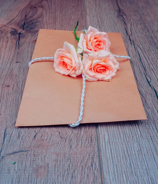 Beyaz kart ve gül arka plan ile Envelop. Üst görünüm, çiçek ile zarf yaz, bahar