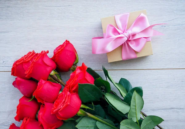 Voorbereiding Van Een Geschenk Een Houten Tafel Met Rozen Vrouwelijke — Stockfoto