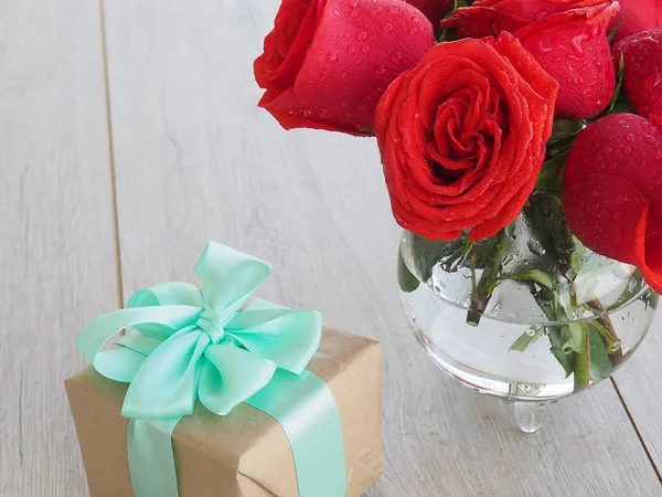 Valentine Achtergrond Van Doos Van Gift Met Lint Boog Bos — Stockfoto