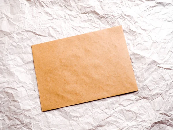 Kraft Kağıt Zarf Kırılmış Kağıt Üzerinde Yatıyor — Stok fotoğraf