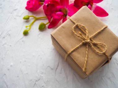 Hoş bir şekilde dekore edilmiş hediye hediye pembe kurdele ile otantik beyaz arka plan üzerinde seti.