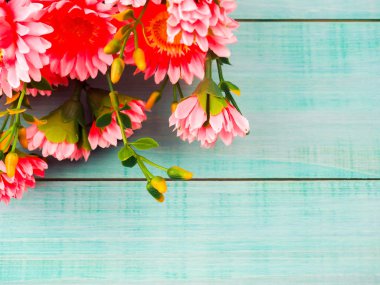 Sevgililer günü, doğum günü, düğün pembe ve kırmızı renkler, pembe fiyonklu, üstten görünüm küçük kırmızı kalp kutu hediye için nazik tatlı kompozisyon