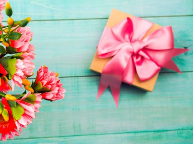 Sevgililer günü, doğum günü, düğün pembe ve kırmızı renkler, pembe fiyonklu, üstten görünüm küçük kırmızı kalp kutu hediye için nazik tatlı kompozisyon