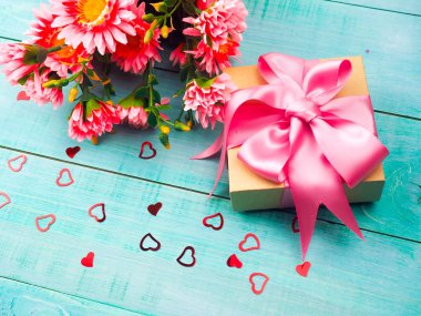 Sevgililer günü, doğum günü, düğün pembe ve kırmızı renkler, pembe fiyonklu, üstten görünüm küçük kırmızı kalp kutu hediye için nazik tatlı kompozisyon