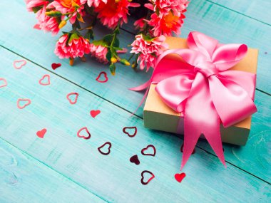 Sevgililer günü, doğum günü, düğün pembe ve kırmızı renkler, pembe fiyonklu, üstten görünüm küçük kırmızı kalp kutu hediye için nazik tatlı kompozisyon