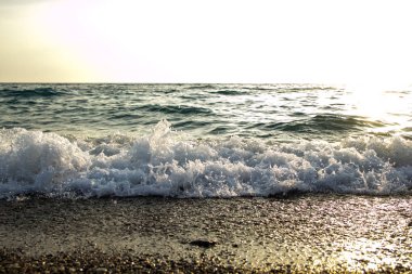 Sahil, deniz, günbatımı ve gündoğumu, dalgalar, kumlu plaj, altın kum, yansımalar ve su üzerinde parlama