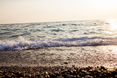 Sahil, deniz, günbatımı ve gündoğumu, dalgalar, kumlu plaj, altın kum, yansımalar ve su üzerinde parlama