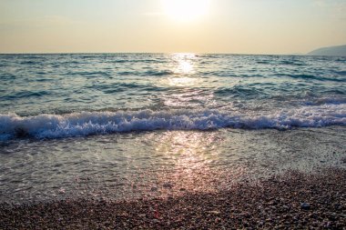 Sahil, deniz, günbatımı ve gündoğumu, dalgalar, kumlu plaj, altın kum, yansımalar ve su üzerinde parlama