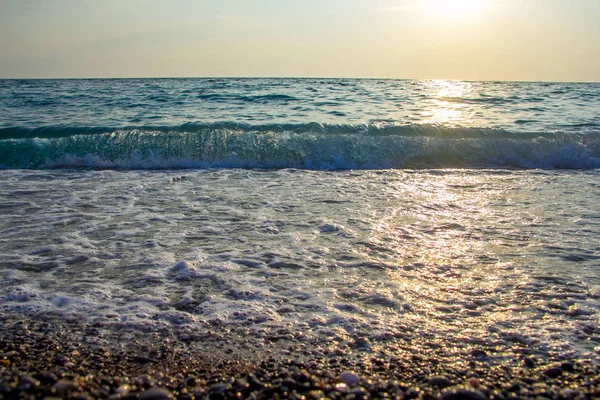 Zeegezicht Zee Zonsondergang Zonsopgang Golven Zandstrand Goudkleurig Zand Reflecties Schitteringen — Stockfoto