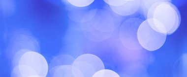 Kırmızı bir arka plan üzerinde renkli ışıklar. tatil bokeh. Noel arka plan, mavi ve beyaz bokeh ışık görüntü