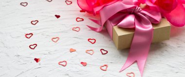 hediye kutusu ile. pembe saten hediye yay